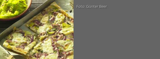 Rezeptbild für "Zwiebel-Lauch-Kuchen mit Romanasalat"