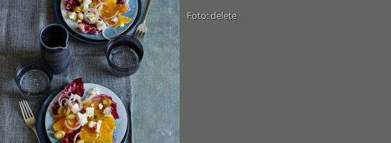 Rezeptbild für "Orangensalat mit Feta, Oliven und roter Zwiebel auf Radicchio"