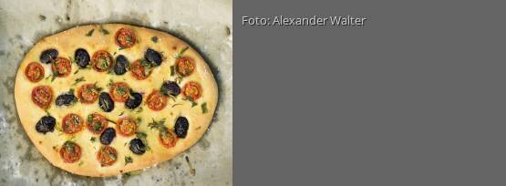 Rezeptbild für "Focaccia mit Tomaten und Oliven"