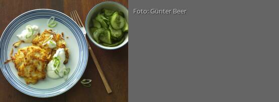Rezeptbild für "Kraut-Kartoffel-Rösti mit Gurkensalat"