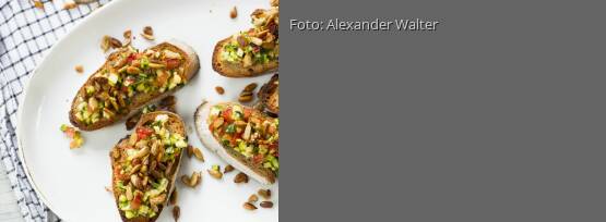 Rezeptbild für "Bruschette mit Zucchini und scharfen Kernen"