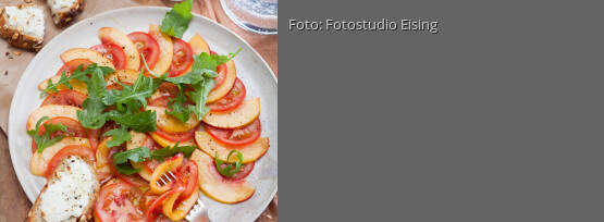 Rezeptbild für "Nektarinen-Tomaten-Carpaccio mit Käsebrot"