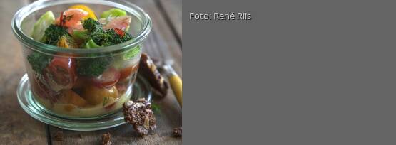 Rezeptbild für "Tomaten-Grapefruit-Salat mit Chili-Brokkoli und Brotchips"