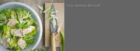 Rezeptbild für "Basilikum-Tomaten-Rolle mit Blattsalat und Vollkorn-Croûtons"