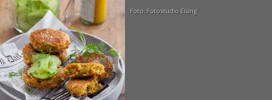 Rezeptbild für "Quinoa-Bratlinge mit Gurkensalat"