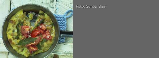 Rezeptbild für "Brot-Omelett mit Tomatensalat"