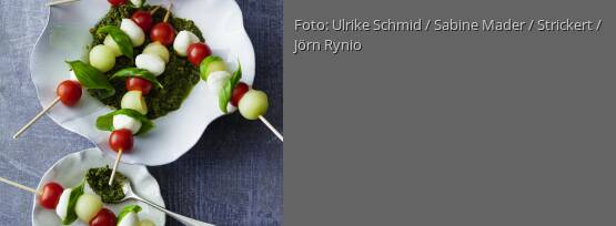 Rezeptbild für "Fruchtige Mozzarellaspieße mit Walnusspesto"