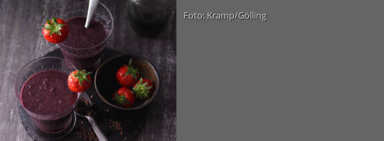 Rezeptbild für "Erdbeer-Smoothie mit Aronia, Feigen, Leinsamen und Gerstengras"