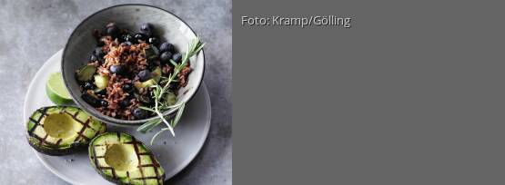 Rezeptbild für "Zucchini-Beeren-Reis mit gegrillter Avocado"