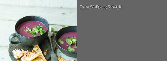 Rezeptbild für "Rotkohl-Kokos-Suppe mit Minze und Sesamchips"