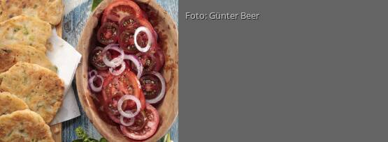 Rezeptbild für "Lauch-Bohnen-Puffer mit Tomatensalat"