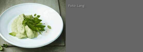 Rezeptbild für "Pastinaken-Püree mit Kräutersalat"