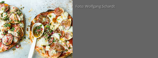 Rezeptbild für "Fladenbrotpizza mit dreierlei Käse"