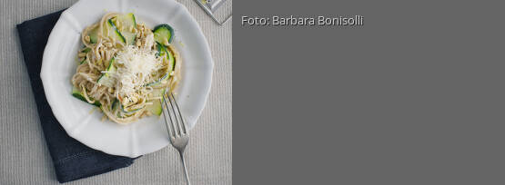 Rezeptbild für "Zucchinispaghetti mit Pinienkernen und Zitronensahne"