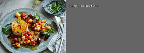Rezeptbild für "Ziegenkäse „brûlée“ mit Ratatouille und schwarzen Oliven"