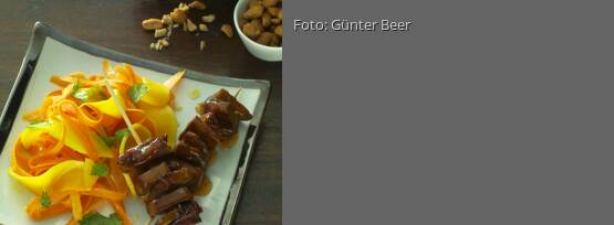 Rezeptbild für "Seitan-Saté mit Möhren-Mango-Salat"