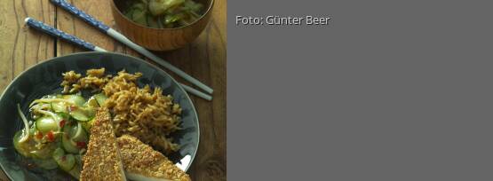 Rezeptbild für "Erdnuss-Tofuschnitzel mit Chili-Gurkensalat"
