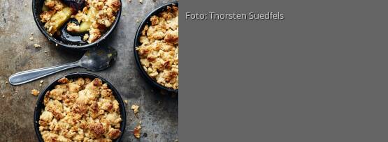 Rezeptbild für "Dattel-Crumble mit karamellisierten Quitten"