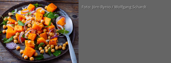 Rezeptbild für "Warmer Kürbissalat mit Kichererbsen und Joghurt"