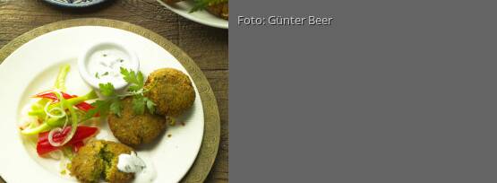 Rezeptbild für "Falafeln mit Paprika-Zwiebel-Salat"
