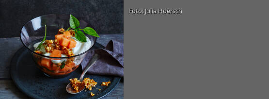 Rezeptbild für "Trifle mit Joghurt, Cantaloup-Melone und Mandelkrokant"