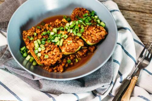 Zucchini gefüllt mit Grünkern gibt dir einen Energie- und Vitaminboost.