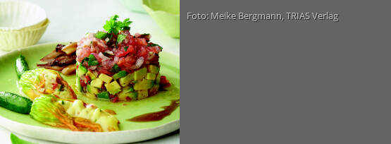 Rezeptbild für "Avocadotatar mit Tomatenwürfeln an gebratenen Pfifferlingen und gefüllter Kürbisblüte"