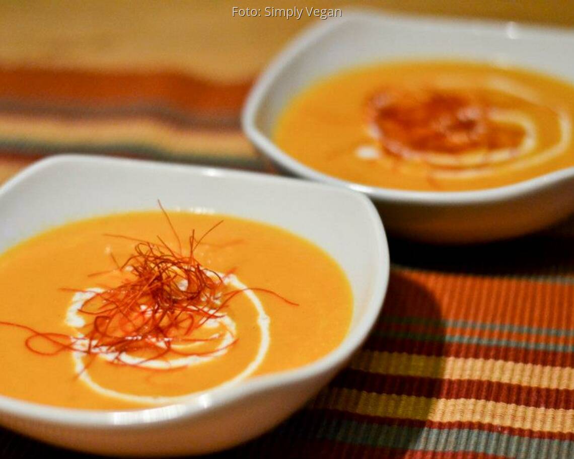 Orange Möhren-Suppe mit Ingwer in weißem Teller