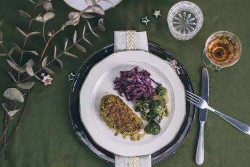 Leckerer Maronenbraten von oben fotografiert auf einer festliche gedeckten Tafel