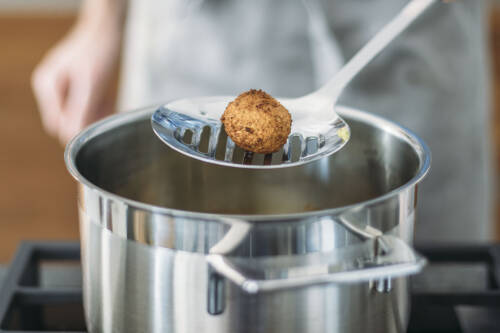 Ein frisches Falaffel-Bällchen direkt aus dem Kochtopf
