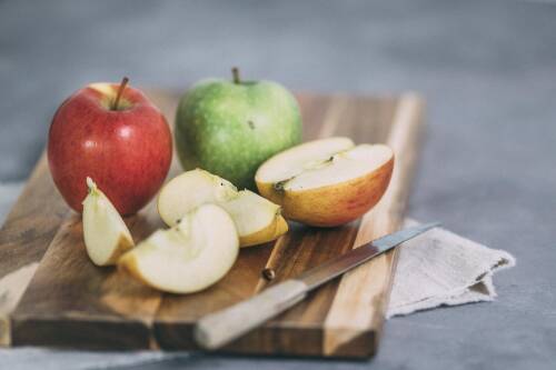 Apfel rot und grün aufgeschnitten