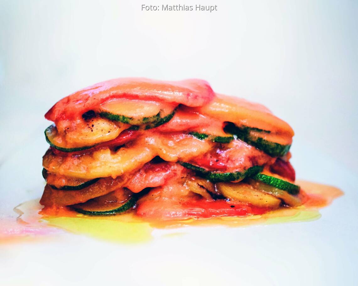 Ratatouille gestapelt auf einem Teller