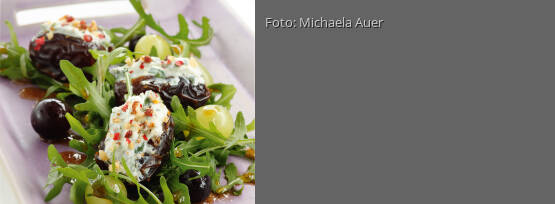 Rezeptbild für "Datteln mit Ziegenfrischkäse auf Rucola-Trauben-Salat"