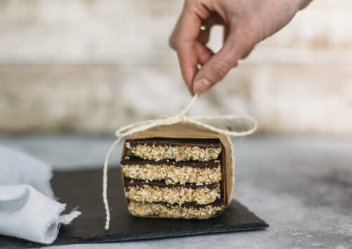 Ein selbstgemachter Bar aus Amaranth und Erdnussbutter.