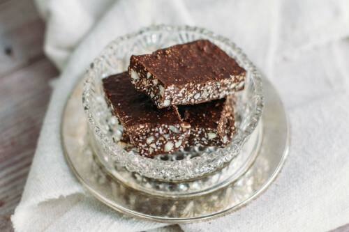 Amaranth Schoko Bars auf Silberteller vor hellem Hintergrund.