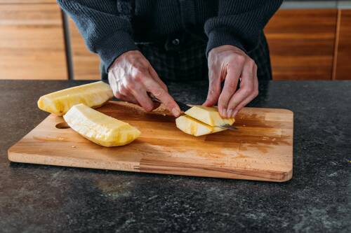 Ananas schneiden