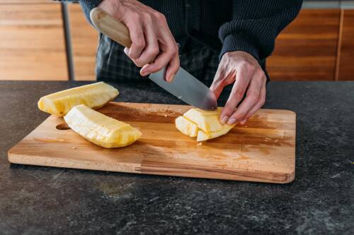 Ananas schneiden