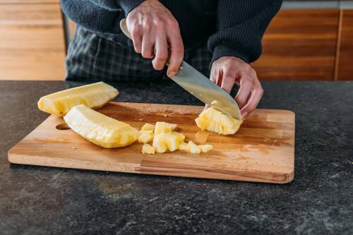 Ananas schneiden