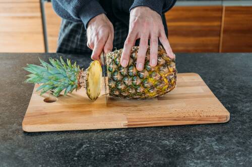 Ananas schneiden