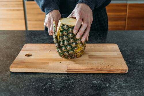 Ananas schneiden