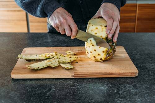 Ananas schneiden
