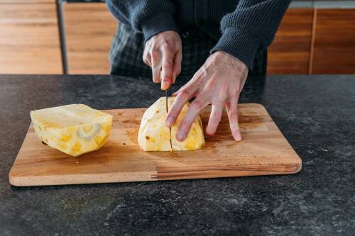 Ananas schneiden