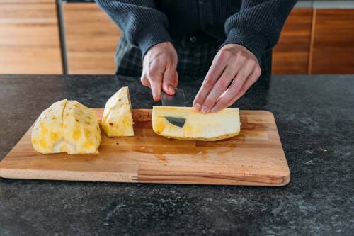 Ananas schneiden