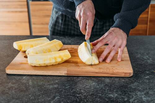 Ananas schneiden