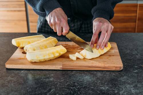 Ananas schneiden