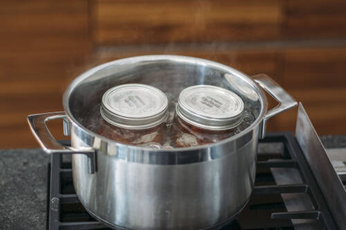 Zwei Gläser beim Einkochen im Wasserbad