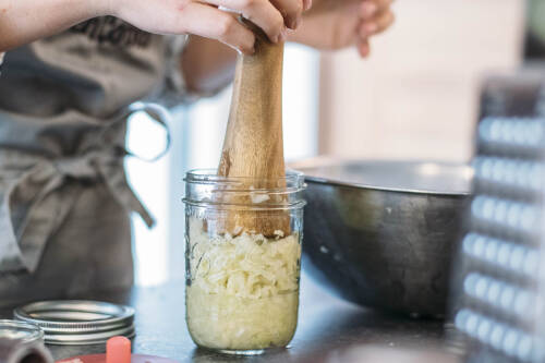 Frisches Sauerkraut beim Fermentieren 
