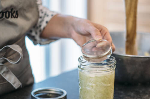 Sauerkraut wird zum Fermentieren vorbereitet
