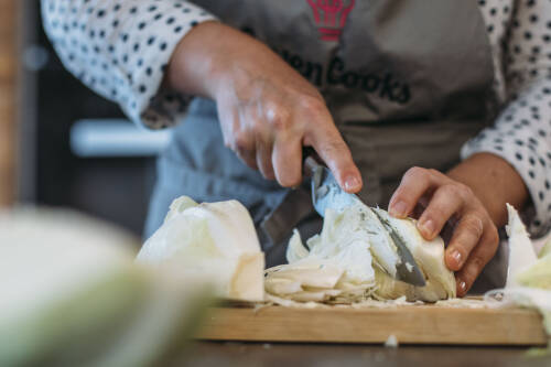 Weißkohl wird geschnitten