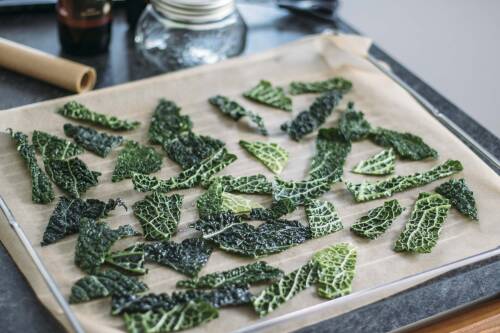 Knusprige Wirsingchips auf Backblech